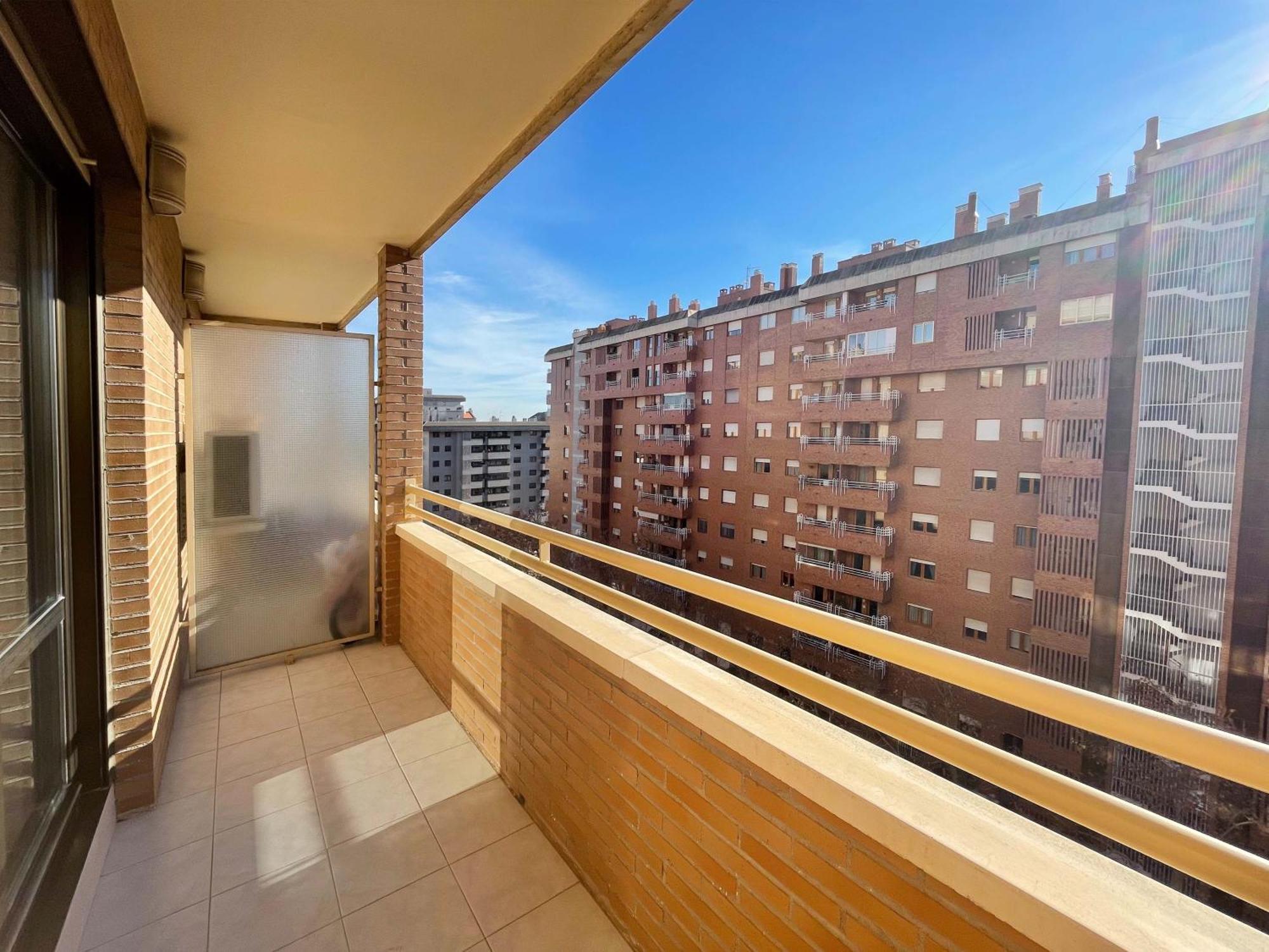 Apartamentos El Pilar Suites 3000 Zaragoza Ngoại thất bức ảnh
