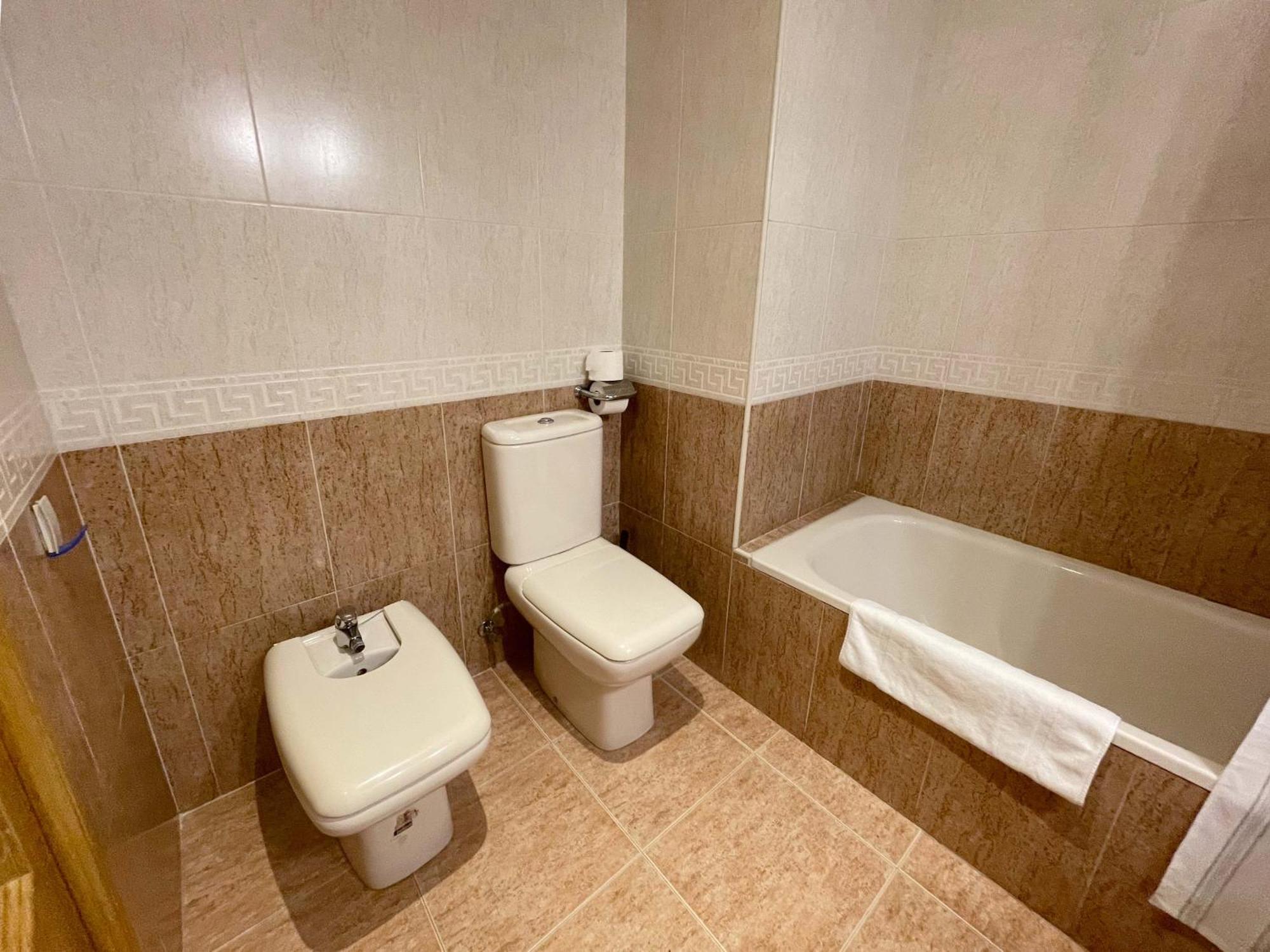 Apartamentos El Pilar Suites 3000 Zaragoza Ngoại thất bức ảnh