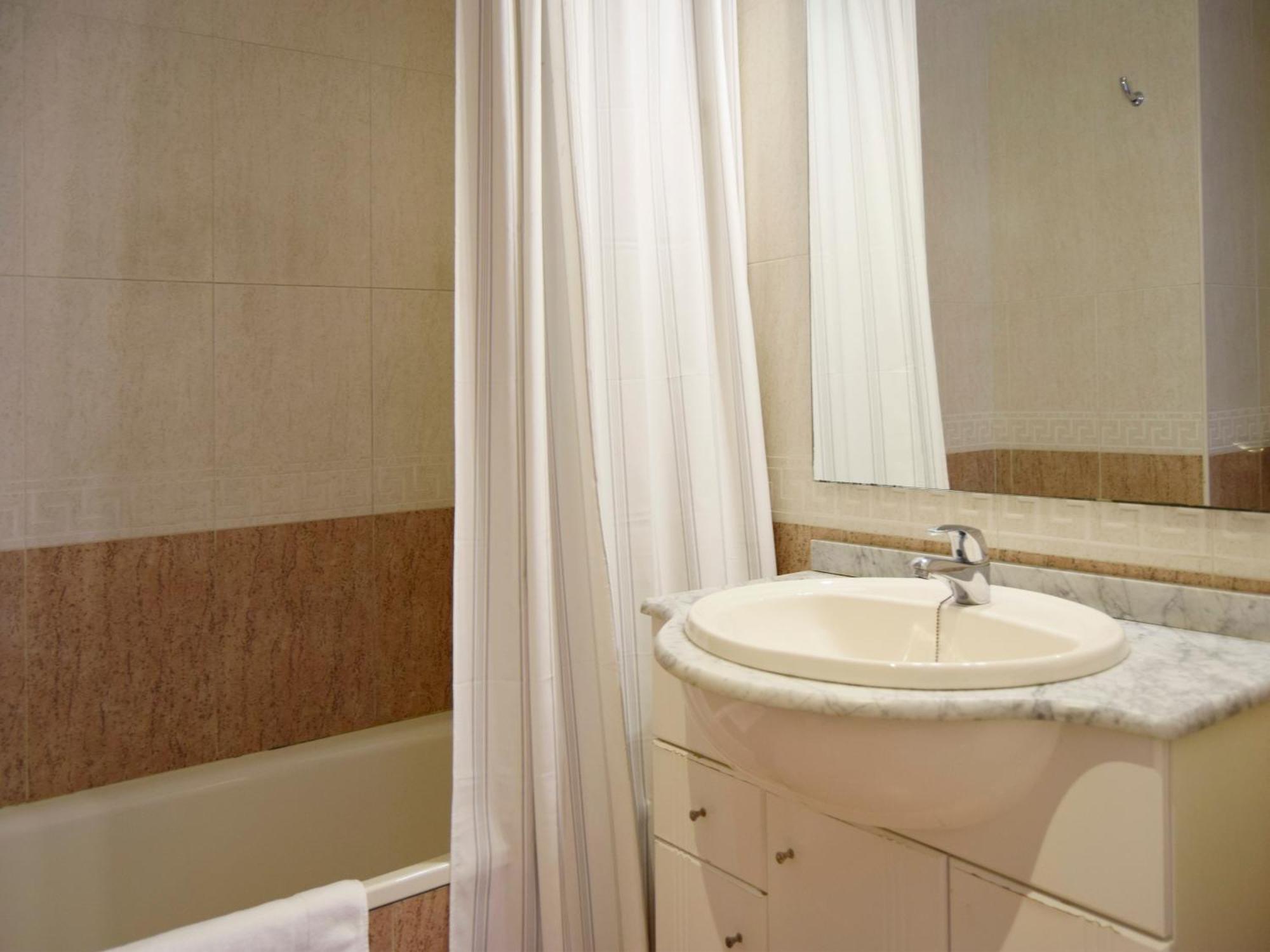 Apartamentos El Pilar Suites 3000 Zaragoza Ngoại thất bức ảnh